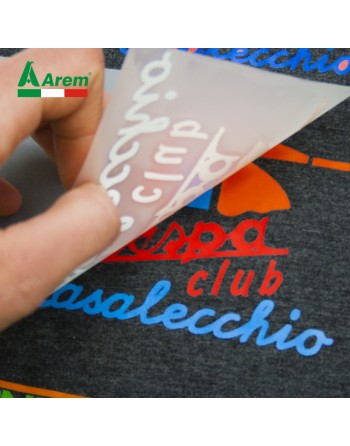 DTF tecnica patch stampato con logo colorato aziendale per personalizzare l'abbigliamento