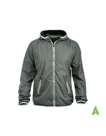 Giacca unisex antivento colore grigio effetto metallico, cappuccio, profili in contrasto, personalizzabile.