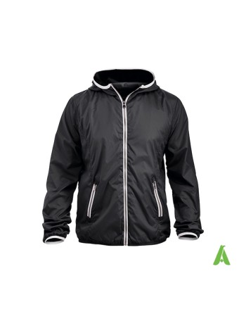 Giacca unisex antivento colore nero effetto metallico, cappuccio, profili in contrasto, personalizzabile.