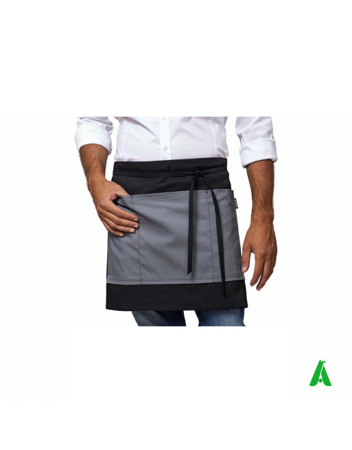 Grembiule nero corto unisex con tasche davanti e lacci in vita. h. 42 cm. Personalizzabile con ricamo fino a 9 colori.