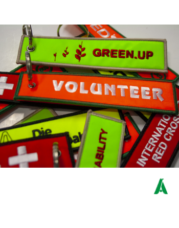 Portachiavi personalizzati fluorescenti in stile remove before flight con la tua scritta, online al miglior prezzo.