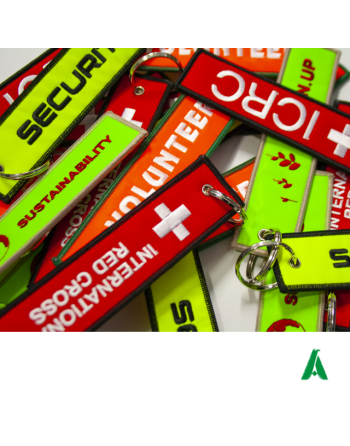 Produzione diretta in loco di portachiavi personalizzati in tessuto fluorescente , come gadget economico e per la sicurezza.