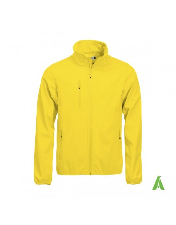 Giacca softshell per uomo colore giallo con tessuto triplo strato, ricamo personalizzato per aziende, sport e promozionale.