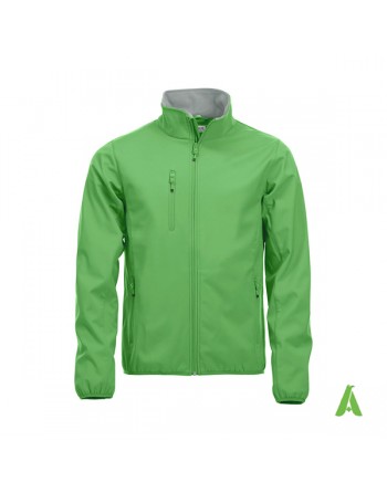 Giacca softshell per uomo colore verde con tessuto triplo strato, ricamo personalizzato per aziende, sport e promozionale.