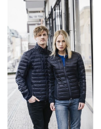 Chaqueta ligera para hombre, bolsillos para auriculares y personalizable con bordado o parche cosido.