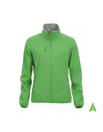Veste softshell pour femme couleur vert avec broderies personnalisées pour les entreprises, sportives et promotionnelles.