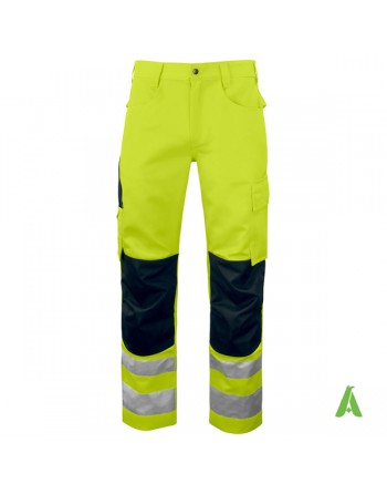 Pantalone giallo fluo con para ginocchia colore nero, alta visibilita', bande rifrangenti e ricamo, per lavori notturni.