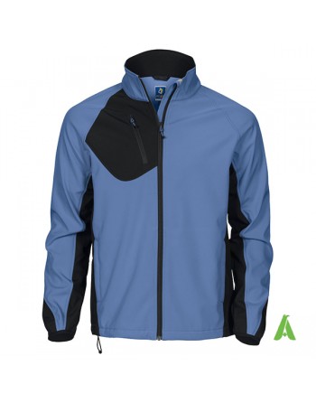 Giacca tecnica softshell blu turchese triplo strato, impermeabile e traspirante con ricamo personalizzato per aziende.
