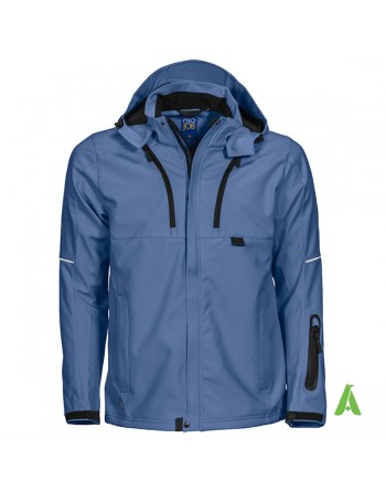 Giacca softshell triplo strato colore blu turchese con cappuccio, ricamo personalizzato e tasca porta smartphone/cellulare.