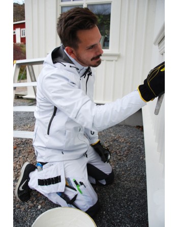 Giacca softshell con cappuccio, triplo strato colore bianca, ricamo azienda personalizzato e tasca porta smartphone/cellulare.