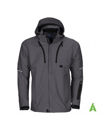 Giacca softshell con cappuccio, triplo strato, color grigio antracite, ricamo aziendale e tasca porta smartphone/cellulare.