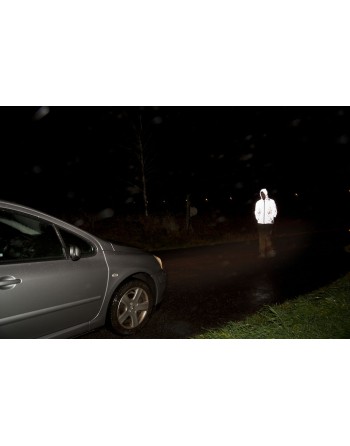 Giubbino rifrangente in alta visibilita' ideale per risaltare anche di notte e con scarsa visibilita', con ricamo.