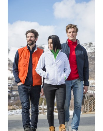 Giacca softshell per uomo con tessuto triplo strato, ricamo personalizzato per aziende, sport e promozionale.