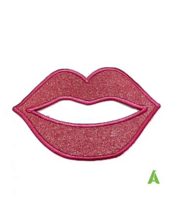 Patch ricamate termoapplicabili e da cucire, su tessuto glitter colore rosa a forma di labbra di donna.