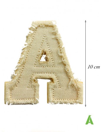 Lettre A en tissu de coton beige pour créer écritures personnalisées vintage frangé, à repasser et à coudre sur vêtements.