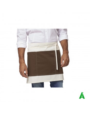 Grembiule marrone corto unisex con tasche davanti e lacci in vita. h. 42 cm. Personalizzabile con ricamo fino a 9 colori.